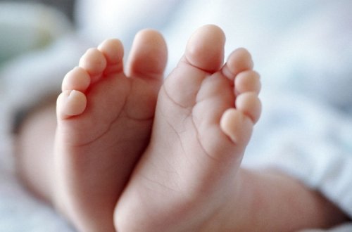 2 həkim uşaq ölümünə görə işdən qovulub