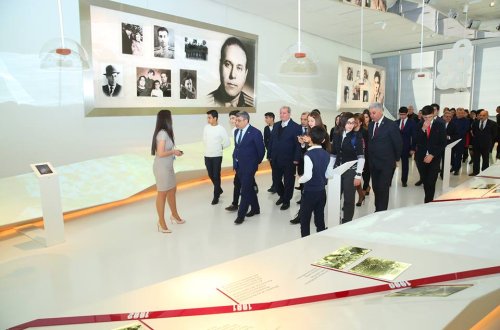 Binəqədi rayonun kollektivi Ümummilli Lideri Heydər Əliyevin vəfatının on üçüncü ildönümü ilə əlaqədar Heydər Əliyev Mərkəzinə ekskursiya ediblər.