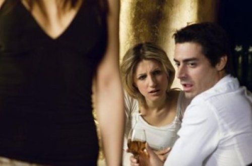 Kişilər başqa qadınlara niyə baxır?