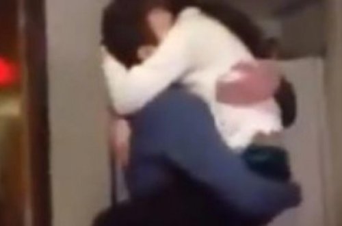 Əsgərlikdən qayıdan sevgilisini görən qızın görüntüləri - rekord qırdı - VİDEO