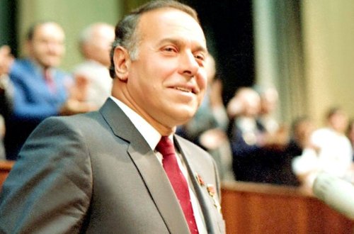 12 dekabr ümummilli lider Heydər Əliyevin anım günüdür