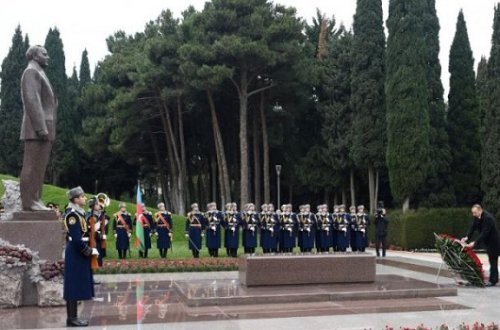 Prezident Heydər Əliyevin məzarını ziyarət etdi