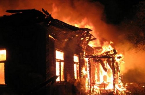 Qobustan sakini evində diri-diri yandı