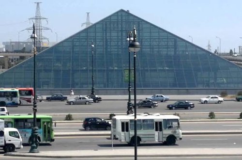Bakıda metrodan çıxan iki nəfəri maşın vurdu