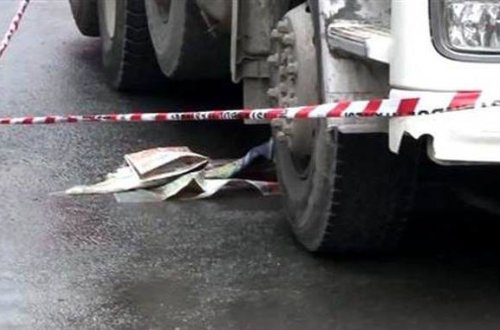 Türkiyədə dəhşətli görüntülər — Yük maşını nənə və nəvəni belə əzdi + VİDEO