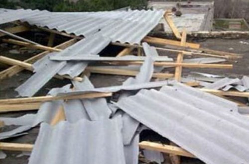 Xırdalanda külək evlərin dam örtüyünü uçurdu