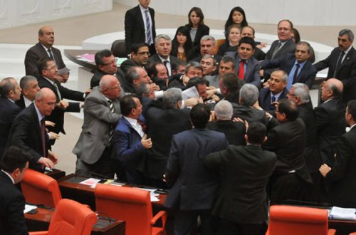 TBMM-də deputatlar arasında yumruqlaşma - Video