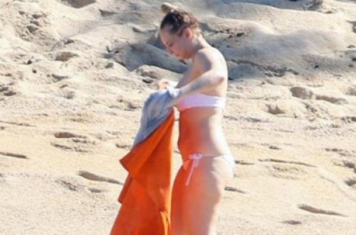 Pariklə üzünü gizlədən məşhur müğənni təbii halı ilə təəccübləndirdi - FOTO