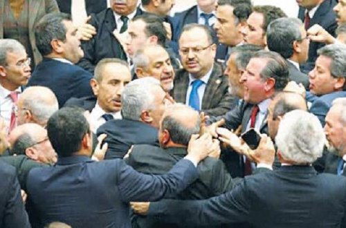 Türk parlamentində dava: Kürt deputat döyüldü + Video