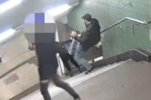 Metroda qadını təpikləyən tutuldu - FOTOLAR