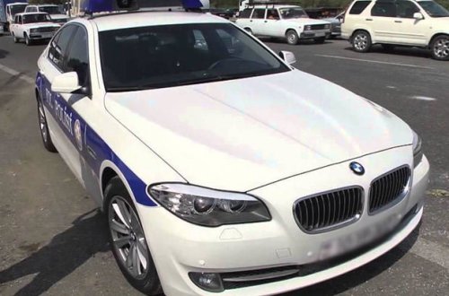 Yol polisi vəzifəli şəxslərin avtomobillərini cərimə meydançasına apardı