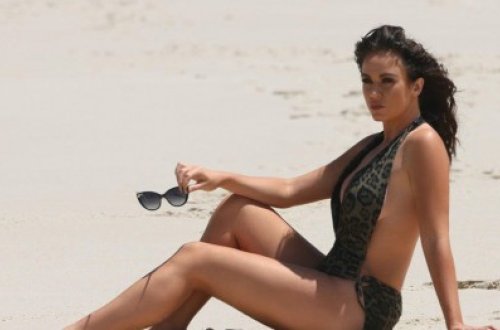 Realiti-şou ulduzu okean sahilində - FOTO