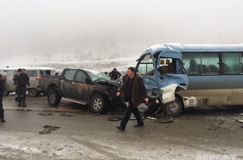 Sərnişin avtobusu QƏZAYA UĞRADI: 10-dan çox yaralı var - FOTOLAR