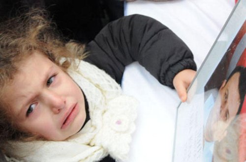 Şəhid qızı atasının onu gördüyünü düşünüb, buludlara əl edir - Türkləri kövrəldən yas mərasimi - FOTOLAR