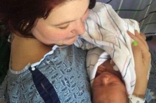 ŞOK OLAY: İki aylıq hamilə qadın uşaq dünyaya gətirdi - FOTOLAR