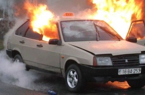 Qarabağ qazisi etiraz edərək öz avtomobilini yandırdı – VİDEO