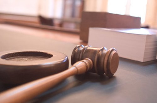 Əvvəlcə məhkəmə işçiləri, sonra polislərlə DALAŞDI