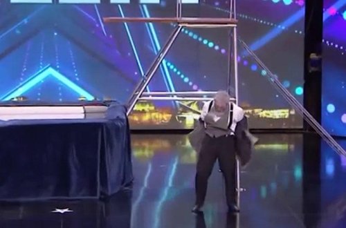 Münsiflərin qarşısına soyunmağa başladı - VİDEO