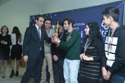 Vüsal Quliyev Binəqədi gənclərini mükafatlandırdı