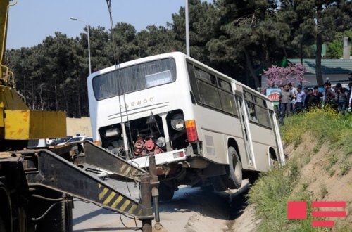 Bakıda marşrut avtobusu aşıb - Video