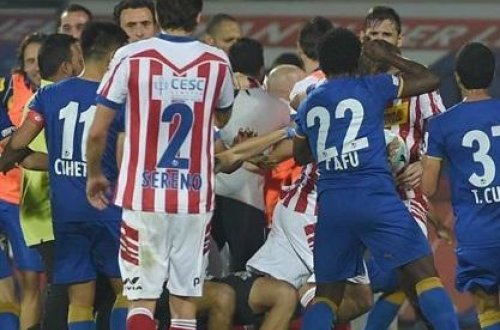 Futbolçular arasında əlbəyaxa dava - Video