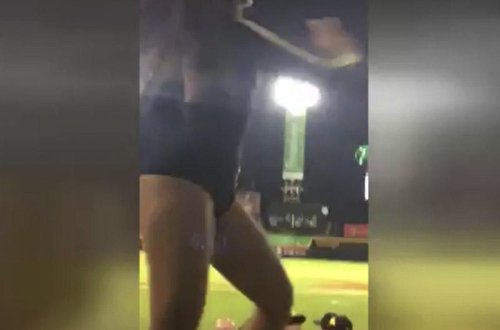 Futbol matçı zamanı qızın rəqsi oyunu kölgədə qoydu - VİDEO