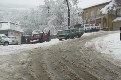 Lerikə 40 santimetr qar yağıb: yollar buz bağlayıb