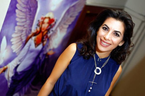 Tanınmış yazıçını ofisinin qabağında naməlum qadın öldürüb, qaçdı - VİDEO