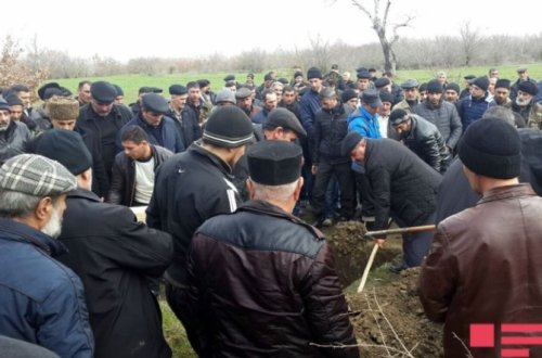 Xəzərdən meyiti çıxarılan neftçi dəfn edildi - FOTOLAR
