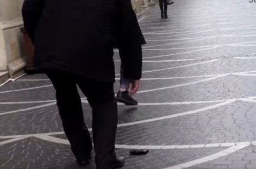 Bakıda gənc oğlan bilərək yerə pul atdı: görün kimlər əyilib götürdü - VİDEO