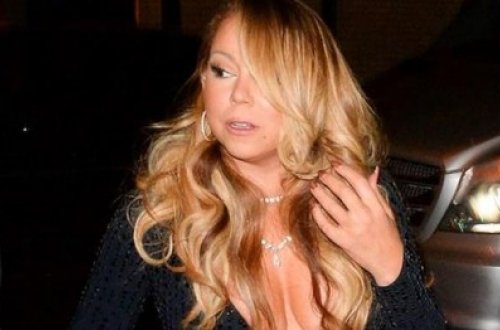 Müğənninin dərin sinə dekoltesi - fotolar