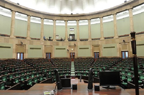 Polşada qarşıdurma - Parlament mühasirəyə alındı