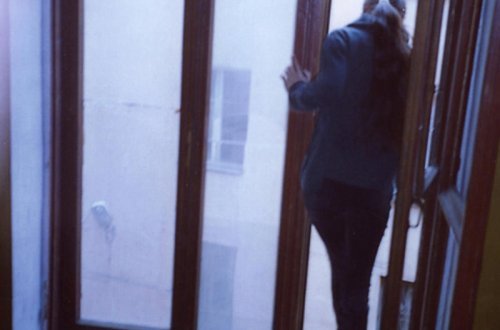 Bakıda məktəbli qız özünü BİNADAN ATDI