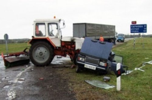 Goranboyda minik avtomobili ilə traktor toqquşub, xəsarət alan var