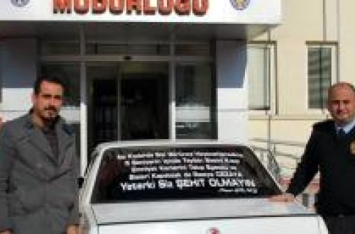 Türkiyədə polisə dəstək nümayiş etdirən gəncdən İLGİNC ADDIM - FOTO