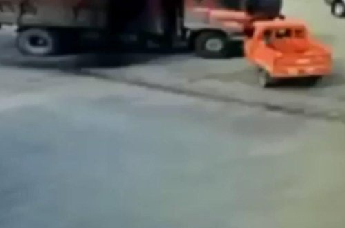 Aşan yük maşınının altında can verdi - VİDEO