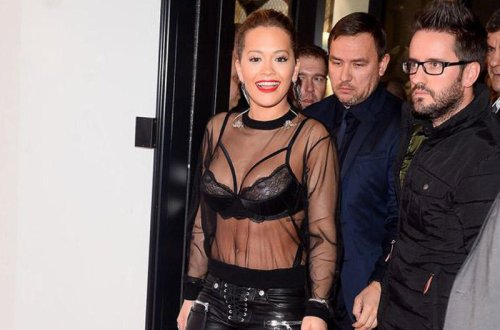 Müğənni konsertdə şəffaf geyimi ilə diqqət çəkdi - FOTO