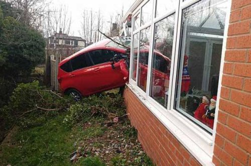 Qocalıqda yorğalıq — avtomobil uçaraq evə girdi