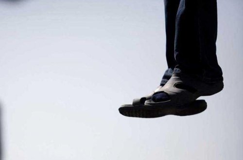 55 yaşlı kişi intihar edib