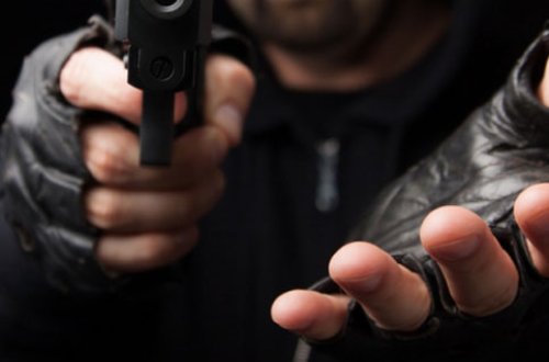 Soyğunçu lombardda 3 nəfəri güllələdi