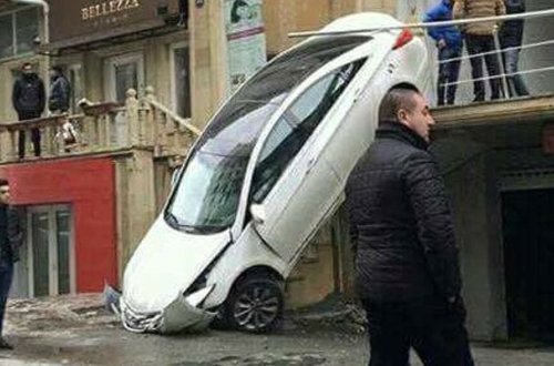 Bakıda “Hyundai” ikinci mərtəbədən aşdı - Foto