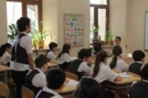 Xanım müəllimin dərsdəki ŞOK GÖRÜNTÜSÜ ortya çıxdı - VİDEO