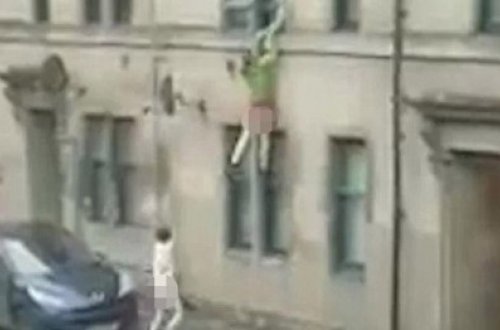 İntim münasibət zamanı tutuldu, çılpaq halda özünü eyvandan atdı - FOTOLAR