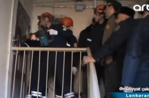 Arvadına əsəbləşən ruhi xəstə qapını bağlayıb, heç kimi evə buraxmadı - VİDEO