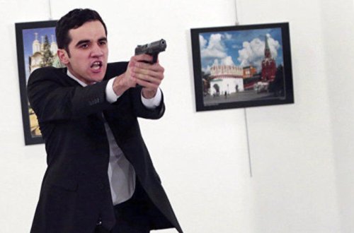 Səfiri öldürən polisin evindən Əl-Qaidənin kitabları çıxdı-VIDEO