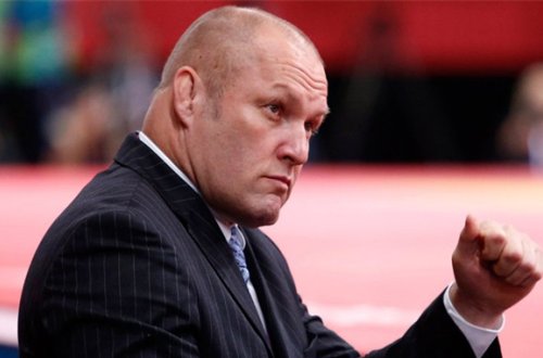 Azərbaycanın pedofillikdə ittiham edilən baş məşqçisi hardadır?