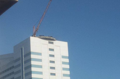 Bakıda fəhlələr etiraz etdi - Binanın damına çıxdılar