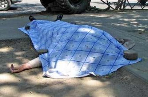 Yolu təmizləyən qadını maşın vurub öldürdü