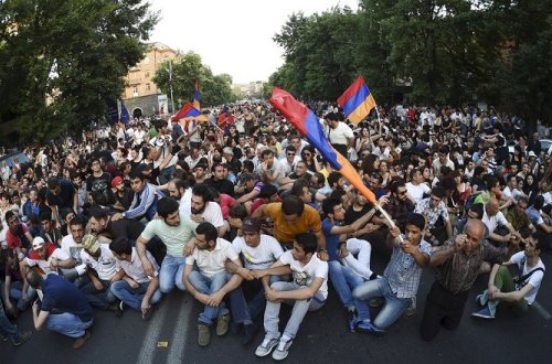 Ermənistanda hər 4 nəfərdən biri ölkədən qaçır