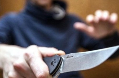 Bakıda oğlan qonşularını bıçaqladı